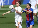 Modric pugna con Sergio Álvarez por un balón