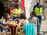 Agentes de Polic&iacute;a controlan el cumplimiento de las medidas anti Covid en Palma de Mallorca.