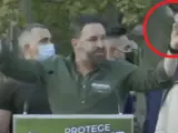 Durante el mitin que inaugura la campaña electoral de la Comunidad de Madrid, algunos asistentes a la Plaza Roja de Vallecas han tratado de boicotear el acto lanzado una piedra al líder de Vox, Santiago Abascal, que no ha llegado a impactar en el político. ​ ​Durante su discurso Abascal ha hecho referencia al escrache recibido en Vallecas por Pablo Iglesias hace escasos días por un grupo de neonazis, "esto es un escrache y no lo que te pasa a ti, esto es violencia y no lo que tu padeces". Abascal ha continuado increpando desde su atril a Iglesias: "Que un par de chavales te hayan pegado unos gritos, eres un cobarde que te escondes en tu ratonera y ya no eres capaz de caminar por este barrio".