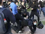 Unos manifestantes golpean a un policía en el acto de Vox en Vallecas.