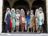 Varias 'influencers' sevillanas y modelos de Doble Erre posan vestidas de ceremonia y con la tradicional mantilla.