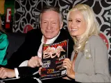 Hugh Hefner y su novia de entonces, Holly Madison, en una imagen de 2005.