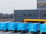 08/12/2020 08 December 2020, North Rhine-Westphalia, Moenchengladbach: Trucks bearing the Amazon logo stand in front of a logistics centre of the mail-order company Amazon. Photo: Rolf Vennenbernd/dpa ECONOMIA INTERNACIONAL Rolf Vennenbernd/dpa