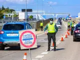 Un agente de la Guardia Civil vigila durante un control en Madrid.