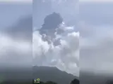 El volcán La Soufriere, situado en el noroeste de San Vicente y las Granadinas volvió a registrar esta madrugada una "enorme" erupción que ha lanzado una columna de humo de diecisiete kilómetros de altura, según ha informado este lunes el Centro de Investigación Sísmica de la Universidad de las Indias Occidentales (UWI, en inglés) en Trinidad y Tobago.