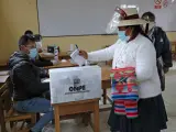 Una mujer vota durante las elecciones presidenciales de Perú, en Cuzco.