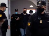 El criminal serbio Norbert Feher, "Igor el Ruso" (c), es conducido escoltado y esposado a la sede de la Audiencia de Teruel este martes, en la segunda jornada del juicio que se celebra contra él por cometer, presuntamente, los asesinatos con alevosía de un ganadero, José Luis Iranzo, y de dos guardias civiles en una zona rural en Andorra (Teruel) en diciembre de 2017.