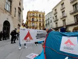 Empresarios y trabajadores del ocio nocturno de la Comunitat Valenciana han iniciado este martes 13 una acampada de 13 días, con 13 tiendas durante 13 horas al día ante el Palau de la Generalitat, para exigir un plan d