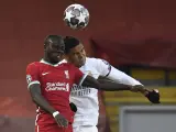 Mane y Casemiro pugnan por un bal&oacute;n en el Liverpool vs Real Madrid.