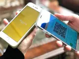Dos usuarios con carteras de bitcoin en sus móviles.