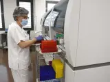 Una empleada sanitaria trabaja en las instalaciones del Laboratorio del Hospital Son Llàtzer, a 16 de abril de 2021, donde se ha modernizado equipamiento.