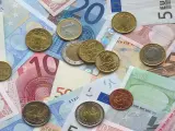 Billetes y monedas de euro en una imagen de archivo.