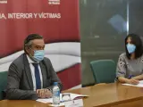 La delegada de Gobierno en Madrid, Mercedes González (d), y el consejero de Justicia, Interior y Víctimas de la Comunidad de Madrid, Enrique López (i), durante una reunión del Plan Territorial de Protección Civil de