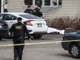 Agentes en el lugar del tiroteo en Kenosha, Wisconsin.