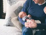 Un padre con su bebé.