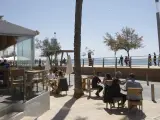 Varias personas en la terraza de un bar, en Mallorca.