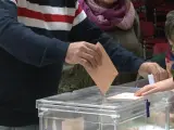 Archivo - Un elector deposita su voto al Senado en una urna