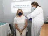 La alcaldesa del municipio malagueño de Marbella, Ángeles Muñoz, recibe en el centro de vacunación de San Pedro Alcántara la primera inyección de AstraZeneca.