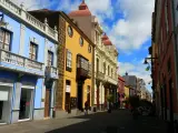 Esta localidad tinerfe&ntilde;a, que se remonta al siglo XV) es de una gran belleza gracias al encanto de su centro hist&oacute;rico, que destila cierto aire colonial. Sus coloridas fachadas y sus animadas calles hacen de La Laguna una visita ineludible.