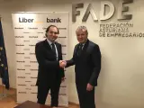 Ala izquierda Jonathan Joaquín, director general de negocio de Liberbank, y a la derecha Belarmino Feito, presidente de FADE.