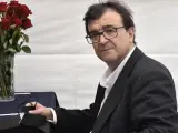 El escritor Javier Cercas firma libros en la Diada de Sant Jordi de 2021, en un recinto perimetrado por la pandemia del Covid-19.