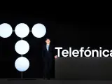 El presidente ejecutivo de Telefónica junto a la nueva imagen de marca presentada en la junta general.