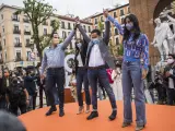 El exvicepresidente de la Comunidad de Madrid, Ignacio Aguado; la presidenta de Ciudadanos, Inés Arrimadas; el candidato del partido a la Presidencia de la Comunidad de Madrid, Edmundo Bal; la vicealcaldesa de Madrid, Begoña Villacís, y el 'número 3' de Cs para las elecciones a la Asamblea de Madrid, César Zafra (abajo), durante un acto del partido en la Plaza del Dos de Mayo este sábado.