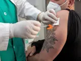 Una persona recibe la vacuna contra el coronavirus en Zaragoza.