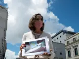 La ministra Reyes Maroto muestra una foto de la navaja que le han enviado a la sede del Ministerio.