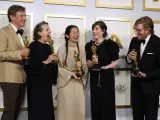Peter Spears, Frances McDormand, Chloé Zhao, Mollye Asher y Dan Janvey, con el premio a mejor película.