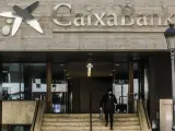 Logo de Caixabank en l'antiga seu de Bankia, en la calle Pintor Sorolla, a València.