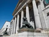 Fachada del Congreso de los Diputados de Madrid con sus emblemáticos leones.