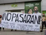 Dos activistas de Femen protestan ante la sede de Vox en Madrid.