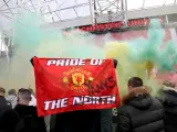 Aficionados del Manchester United protestan contra los dueños del club.