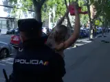 Así protestan activistas de Femen en el colegio electoral de Monasterio