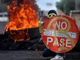 Un manifestante durante las protesta de Cali.