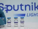 Rusia autoriza la 'Sputnik Light', su vacuna de una sola dosis contra el Covid. Una solución de un solo pinchazo con la que Moscú aspira a agilizar el proceso de inmunización y seguir tejiendo alianzas a nivel mundial. Los expertos rusos estiman en el 79,4 por ciento el nivel de eficacia de la 'Sputnik Light', según los análisis realizados en los ensayos clínicos 28 días después de la inyección. Y aseguran que es eficaz contra las nuevas variantes detectadas.