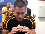 Hazard, comiendo una hamburguesa en el Mundial de Rusia.