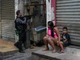Agentes policiales, durante un operación contra una banda de narcotraficantes en la favela de Jacarezinho, en Río de Janeiro (Brasil).
