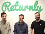 Equipo fundador de Returnly, con su CEO en el centro.