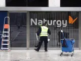 Un operario limpia la cristalera de la sede de Naturgy