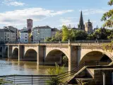 La capital est&aacute; ba&ntilde;ada por el r&iacute;o Ebro y es ideal para pasear y disfrutar de sus edificios, plazas y monumentos. Uno de los mejores planes es tapear por la famosa calle Laurel y alrededores y ponerse las botas con la gastronom&iacute;a local.