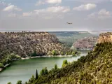 Es uno de los rincones más bonitos de Segovia. Su atractivo principal es el cañón formado por el río y cuyo desnivel alcanza los 100 metros. El entorno es ideal para el avistamiento de buitres, águilas y halcones en un entorno de una gran belleza paisajística.