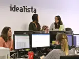 Trabajadores de la empresa Idealista colocados en sus puestos de trabajo, en Madrid.