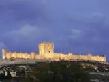 Es uno de los pueblos con más encanto de Valladolid gracias a su espectacular castillo que al mismo tiempo es Museo Provincial del Vino. Merece la pena pasear por la plaza del Coso y disfrutar de una localidad que es preciosa.