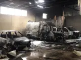 Sucesos.- Tres vehículos calcinados en el incendio de una nave industrial abandonada en Vinaròs