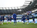 Los jugadores del Chelsea calientan en el estadio del Manchester City.