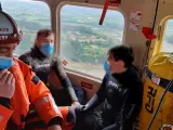 El helicóptero rescata a dos buceadores que no podían regresar a la costa en el Faro de Ajo
