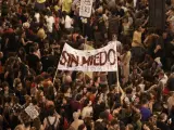 Integrantes de la manifestación alzan un cartel donde se lee 'sin miedo', una de las frases identificativas del Movimiento 15-M.