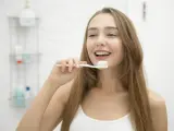 Una mujer se cepilla los dientes, en una imagen de archivo.